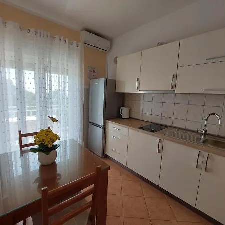 Tonci And Iris Appartement *